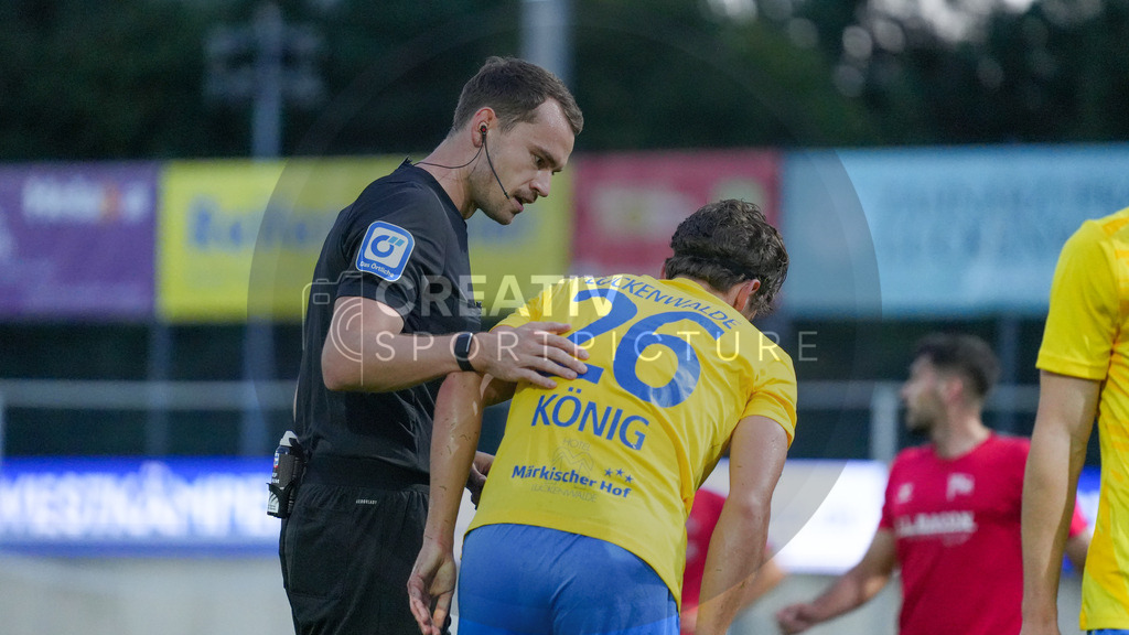 Fußball, Herren, Saison 2025/2026, Regionalliga Nordost, 8. Spieltag, FSV 63 Luckenwalde vs. FC Hertha 03 Zehlendorf, Dienstag 16.09.2025, Werner-Seelenbinder-Stadion Luckenwalde, | Fußball, Herren, Saison 2025/2026, Regionalliga Nordost, 8. Spieltag, FSV 63 Luckenwalde vs. FC Hertha 03 Zehlendorf, Dienstag 16.09.2025, Werner-Seelenbinder-Stadion Luckenwalde, Im Bild: Schiedsrichter Richard Hempel (l.) im Gespräch mit Phillip König (r. Luckenwalde) - Realisiert mit Pictrs.com