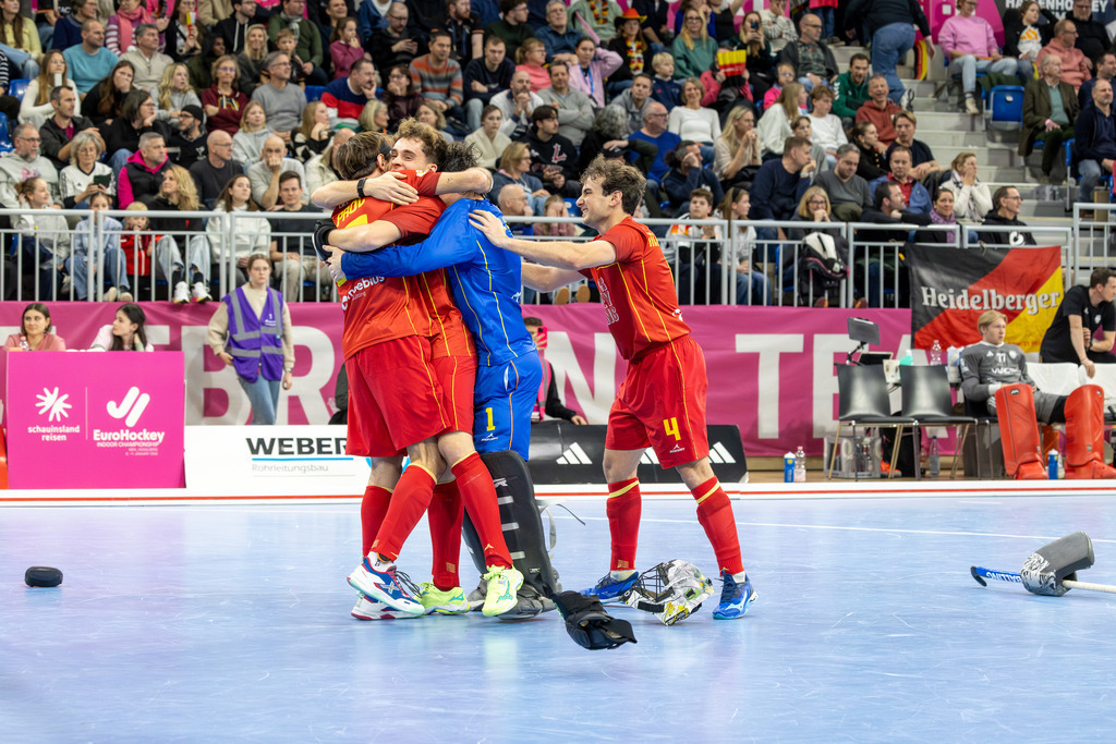 EuroHockey Indoor Championship 2026 in Heidelberg: Spiel um Platz 3, Spanien gegen Deutschland 6:5 | EuroHockey Indoor Championship 2026 in Heidelberg: Spiel um Platz 3, Spanien gegen Deutschland 6:5***Jubel bei den Spielern von Spanien nach dem Sieg - Realisiert mit Pictrs.com
