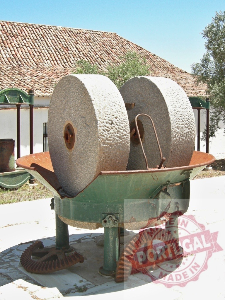Traditional olive oil press using antique millstones | Vintage stone millstones processing olives for olive oil production - Realisiert mit Pictrs.com