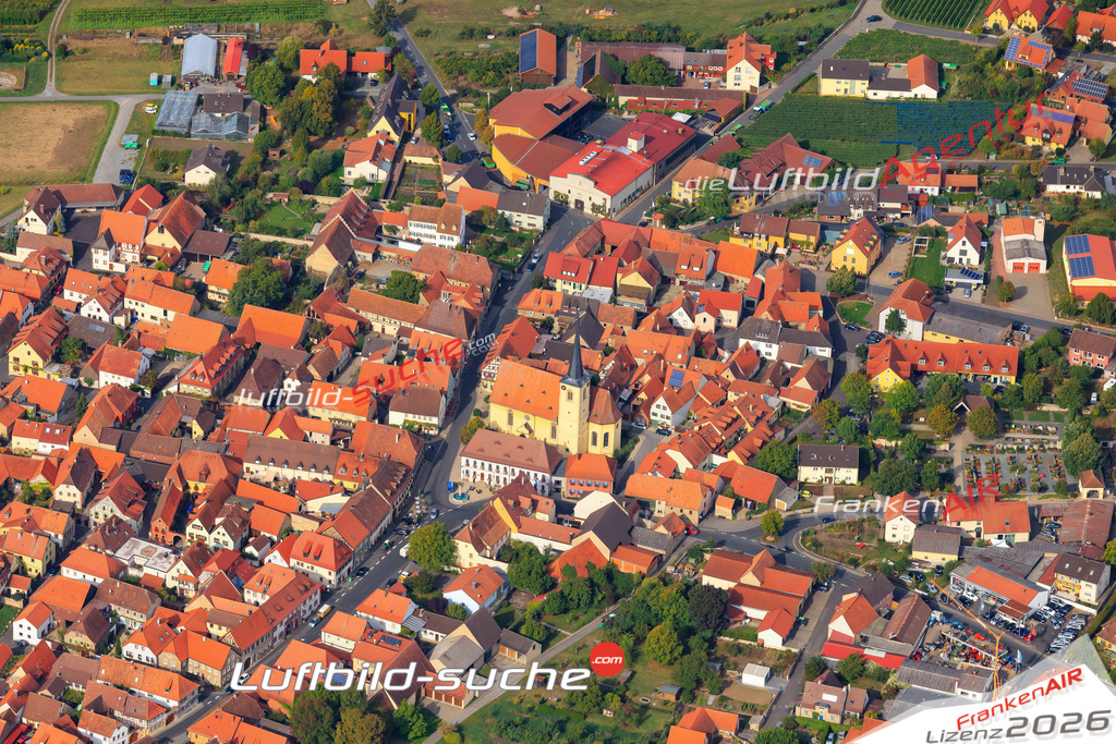 Die Luftaufnahme der Stadt Sommerach wurde vom UL-Flugzeug heraus erstellt ( keine Drohne )- hohe Auflösung für beste Qualität
