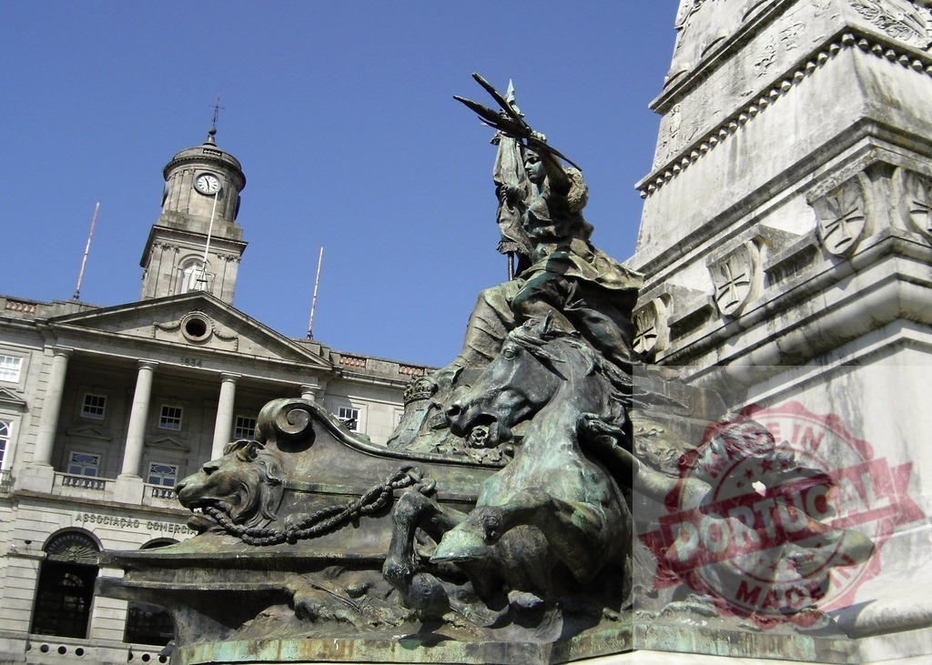 Monument to the Heroes of the Peninsular War in Porto. Porto - Portugal | Bronze figures and plinth forming the Peninsular War monument, with the Palácio da Bolsa in the background - Realisiert mit Pictrs.com