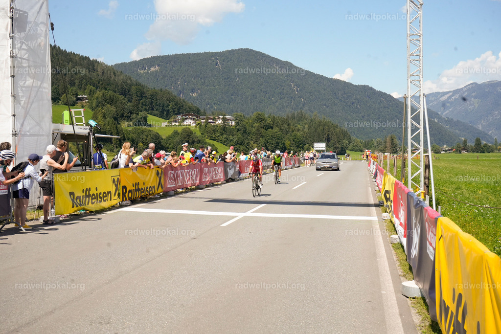 719_20230817_Bewerb_Maenner_Muehlanger | AUT - OESTERREICH, 2023-08-16: SPORT RENNRAD-FAHREN - 55. INTERNATIONALER RADWELTPOKAL IN ST. JOHANN IN TIROL  - Vintage-Radrennen mit WM-Bronze-Medaillen-Siegerin Christina Schweinberger, den Teilnehmer und Alexander Baumann (vom Orginastions-Team) - TAG 2 BEWERB MAENNER IN SECHS GRUPPEN  ; Foto: Roland Muehlanger