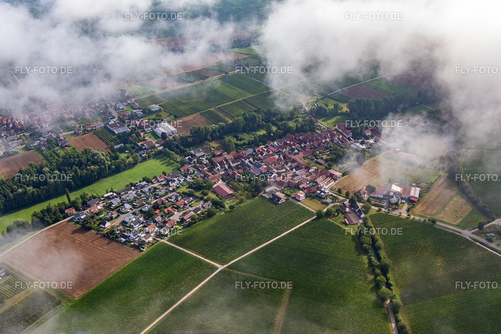 Ortschaft am Klingbachtal von Süden unter Wolken | Luftbild: Ortschaft am Klingbachtal von Süden unter Wolken im Ortsteil Klingen in Heuchelheim-Klingen im Bundesland Rheinland-Pfalz in Deutschland. Foto: IMG_142918.jpg vom 03.08.2024 durch ©2025 Werner Riehm fly-foto.de/copyright - Realisiert mit Pictrs.com