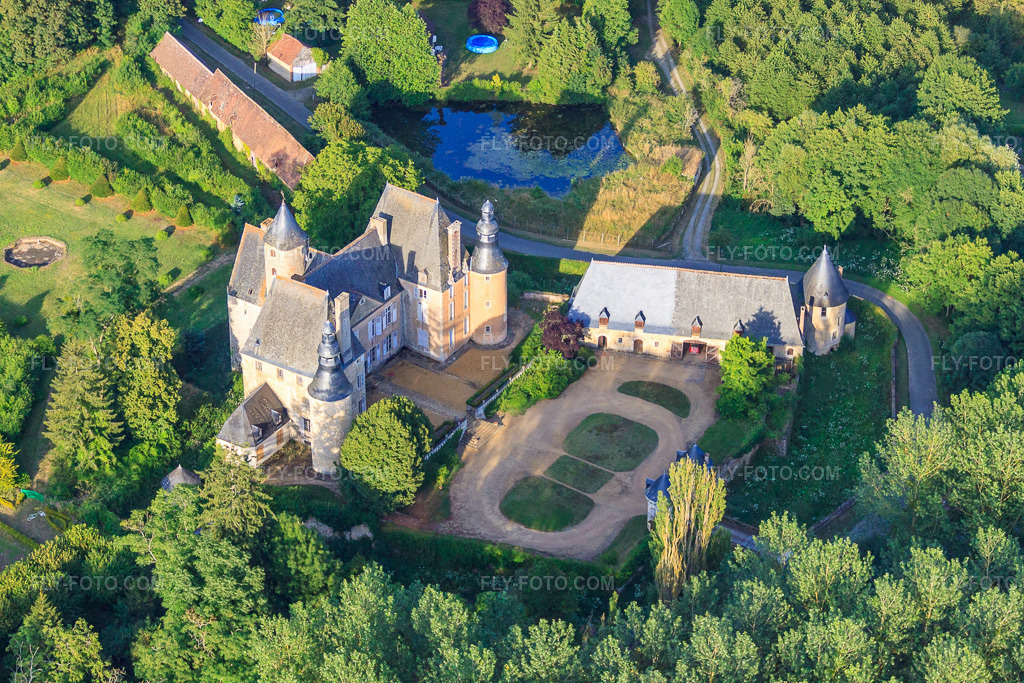 Aerial view: Castle park of the castle in Semur-en-Vallon in the state Sarthe, France. – Photo: IMG_19918.jpg taken on 07/28/2009 by Werner Riehm/FLY-FOTO.com – Resolution of the original: 4752 x 3168 px