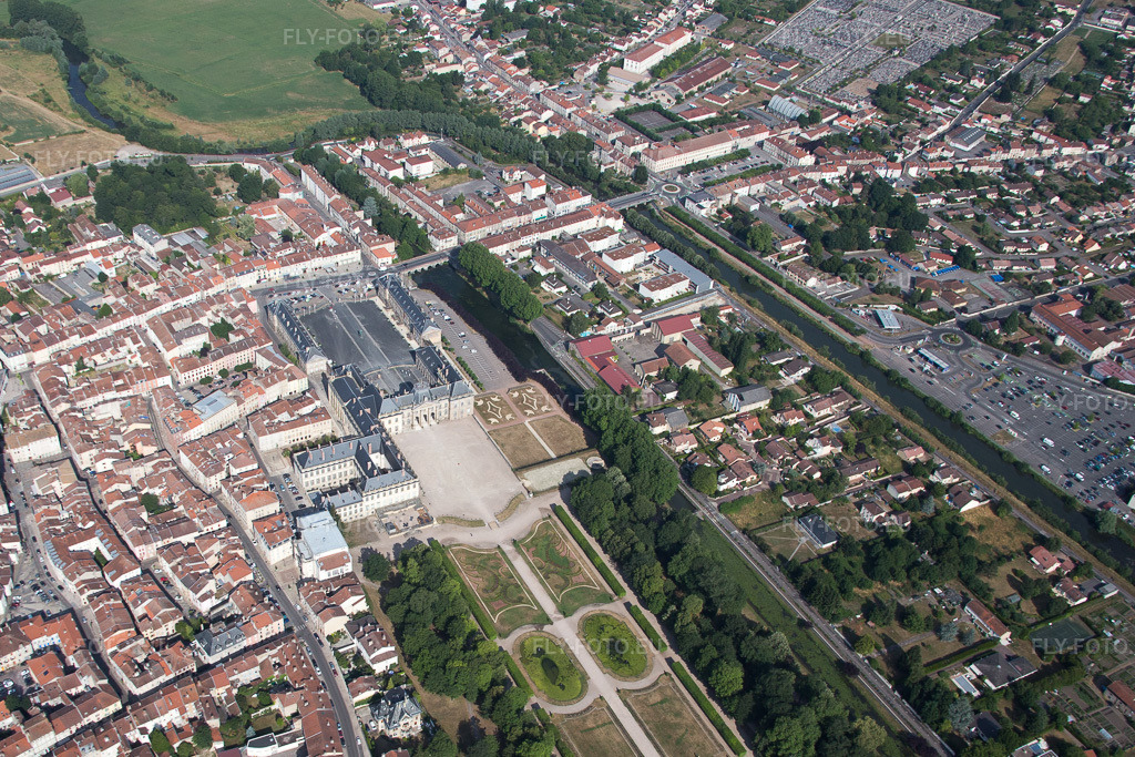 Vue aérienne: Vue de la ville à Lunéville dans le département Meurthe et Moselle, France. Photo: IMG_083174.jpg prise le 11/07/2015 par Werner Riehm/FLY-FOTO.euRésolution de l'original: 4173 x 2782 px