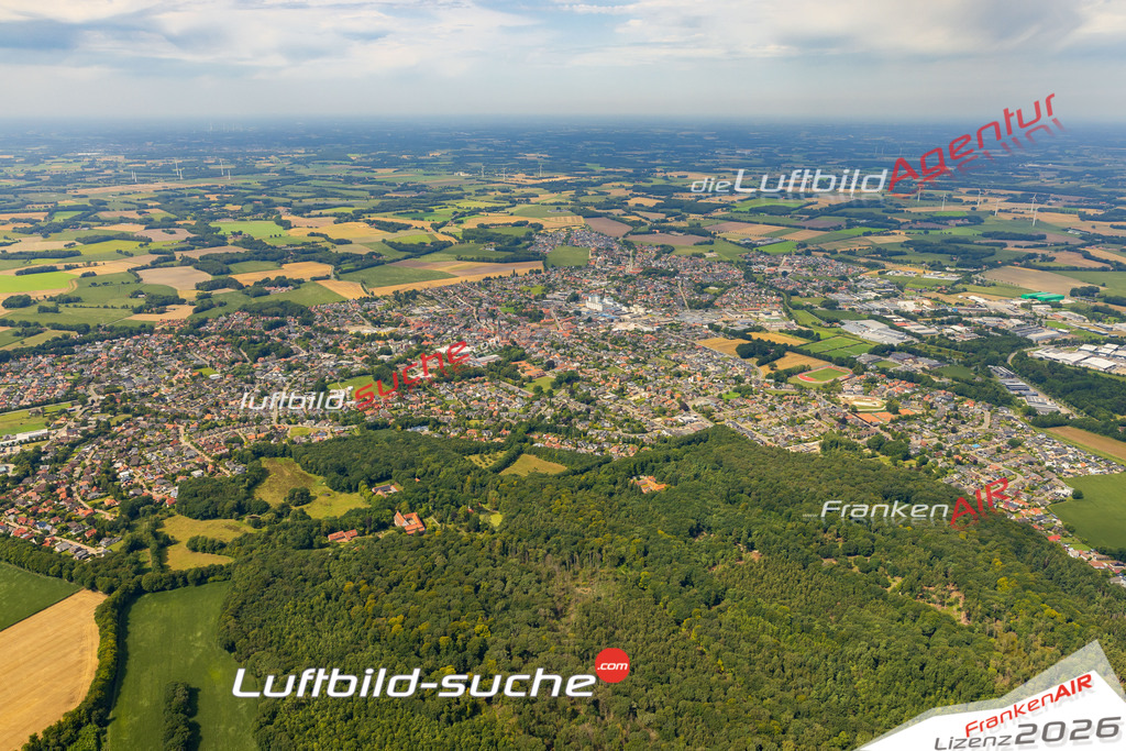 Luftbild der Stadt Dinklage - Das Luftbild wurde 2025 vom UL-Flugzeug heraus erstellt ( keine Drohnenaufnahme ) - Hochauflösende Luftaufnahme - für Wandbilder und großformatige Ausdrucke geeignet. Das besondere Geschenk!Hier alle&nbsp;Infos zur Lizenzierung der LuftaufnahmeWir fliegen auch dieses Jahr wieder in Ihre Region um Luftbilder zu erstellen.- Luftbild anfragen
