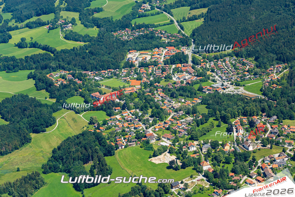 Aktuelles Luftbild von  Bad Heilbrunn - Die Luftaufnahme wurde 2022 mittels UL-Flugzeug erstellt ( keine Drohne ) - hochauflösende Kamera-Systeme von  Canon -Beste Qualität - Für grossformatige Ausdrucke geeignet. Die Geschenkidee !