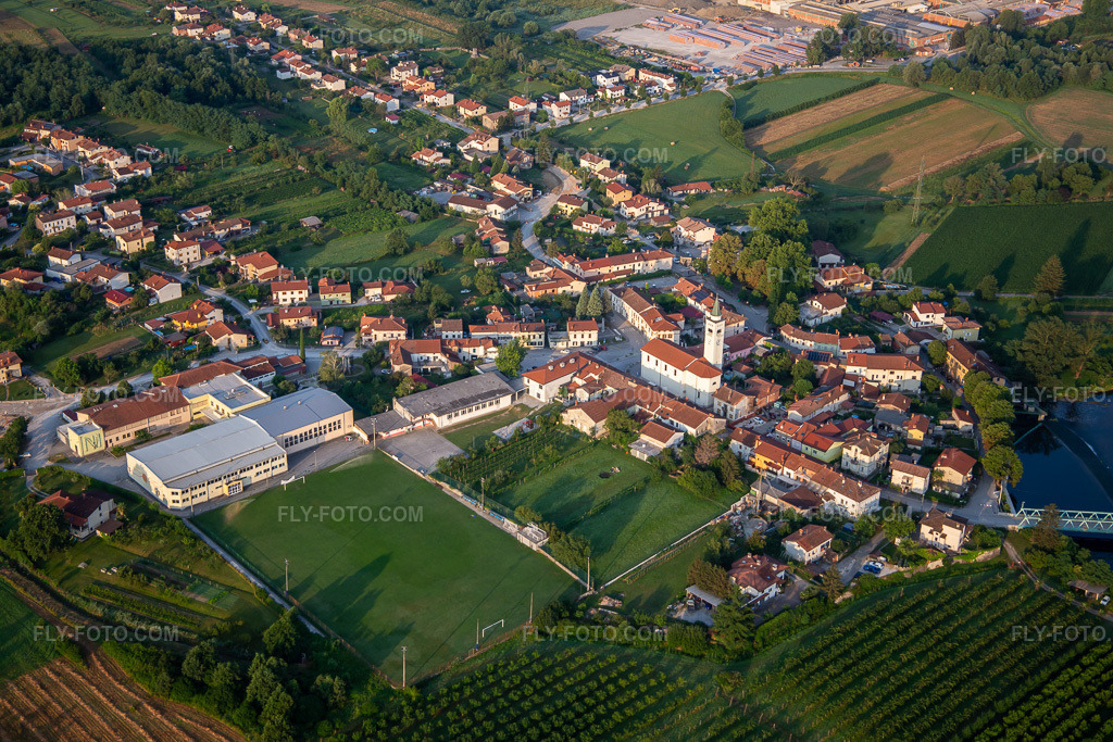 Aerial view: View of the town in the district Renče in Renče-Vogrsko in the state Slovenia, Slovenia. – Photo: IMG_137559.jpg taken on 07/16/2023 by Werner Riehm/FLY-FOTO.com – Resolution of the original: 5472 x 3648 px