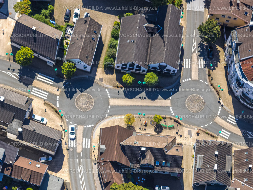 Ennepetal230800805-2 | Luftbild, Zwei Kreisverkehre in der Ortsmitte Milsper Straße, Gemeindezentrum, Voerde, Ennepetal, Ruhrgebiet, Nordrhein-Westfalen, Deutschland