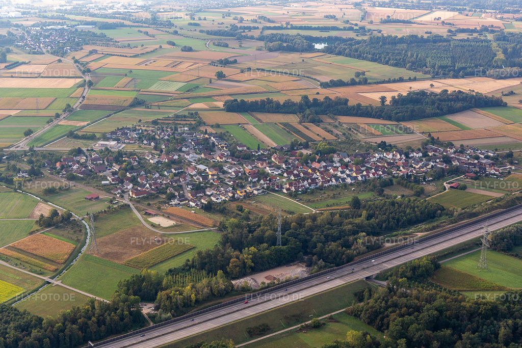 Luftbild: Landwirtschaftliche Nutzflächen und Feldgrenzen umsäumen das Siedlungsgebiet des Dorfes hinter der Autobahn A5 in Balzhofen im Ortsteil Balzhofen in Bühl im Bundesland Baden-Württemberg in Deutschland. Foto: IMG_008804.jpg vom 20.09.2020 durch Werner Riehm/FLY-FOTO.de