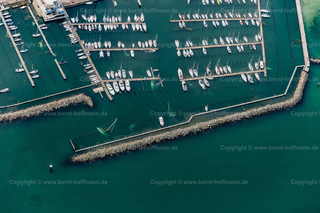 PLB_6351_45x30_Schilksee | LUFTBILD. Kiel - Schilksee Olympiahafen. __ Havarierte Yachten im Nordhafen. - Realisiert mit Pictrs.com