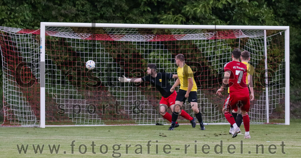 2023-09-07_042_FC_Finsing_gegen_FC_Moosinning_II | Finsing, Deutschland, 07.09.2023:
Fußball, Kreisliga 2023 / 2024, 8. Spieltag, FC Finsing gegen FC Moosinning II, Endergebnis: 3:0

Torwart Tobias Pfanzelt (FC Moosinning, #1), Markus Rickhoff (FC Finsing, #7), Mats Behrens (FC Moosinning, #15)

Foto: Christian Riedel / fotografie-riedel.net
