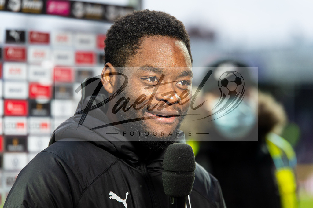 OSNTSV20211106_189 | Fussball, Herren: Ba-Muaka Simakala (VfL Osnabrueck) im Interview bei dem Spiel der 3. Liga zwischen VfL Osnabrueck und TSV 1860 Muenchen im Stadion an der Bremer Bruecke am 06.11.2021 in Osnanbrueck, Deutschland.DFB / DFL REGULATIONS PROHIBIT ANY USE OF PHOTOGRAPHS AS IMAGE SEQUENCES AND/OR QUASI-VIDEO. - Realisiert mit Pictrs.com