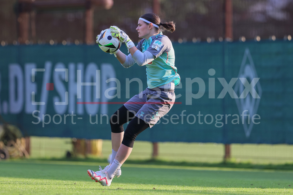 Fussball, Google Pixel Frauen-Bundesliga, Training SV Werder Bremen | v.li.: Johanna Wende (Torhüterin, Torwart, SV Werder Bremen, 25) bei einer Trainingsübung