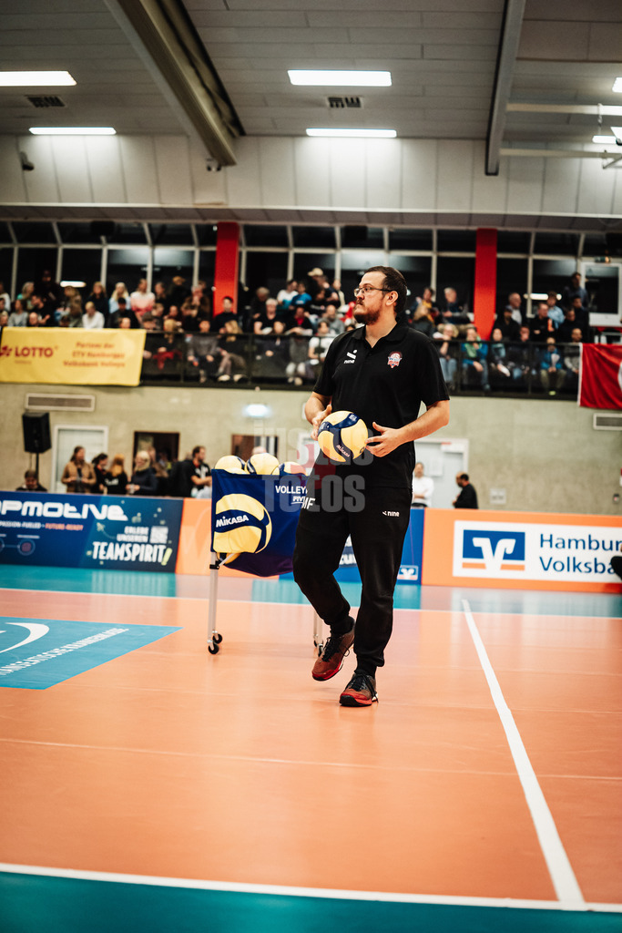 Volleyball | Frauen | Saison 2025/2026 | Volleyball Bundesliga | ETV Hamburger Volksbank Volleys vs. Ladies in Black Aachen | 29.10.2025 | Trainer Markus Friedrich (ETV Hamburger Volksbank Volleys) bei Aufwärmen
