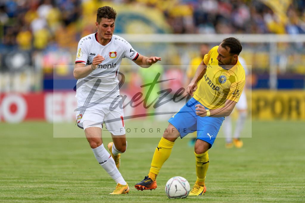 LLELEV20210807_022 | Fussball, Herren: Patrik Schick (Bayer 04 Leverkusen) und Robert Berger (1. FC Lokomotive Leipzig) im Zweikampf beim Spiel der 1. Runde im DFB-Pokal zwischen 1. FC Lokomotive Leipzig und Bayer 04 Leverkusen im Bruno-Plache-Stadion am 07.08.2021 in Leipzig, Deutschland.DFB / DFL REGULATIONS PROHIBIT ANY USE OF PHOTOGRAPHS AS IMAGE SEQUENCES AND/OR QUASI-VIDEO. - Realisiert mit Pictrs.com