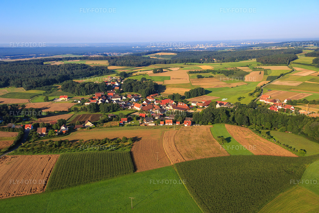 Luftbild: Dorfansicht aus Osten im Ortsteil Ebersbach in Neunkirchen im Bundesland Bayern in Deutschland. Foto: IMG_092642.jpg vom 07.08.2016 durch Werner Riehm/FLY-FOTO.de