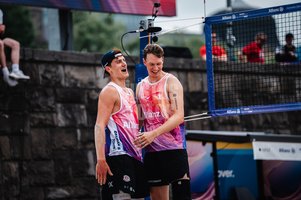 Beachvolleyball | Männer | German Beach Tour 2024 | Tourstop Düsseldorf | 18.05.2024 | Max Just (links) und Robin Sowa (rechts) freuen sich