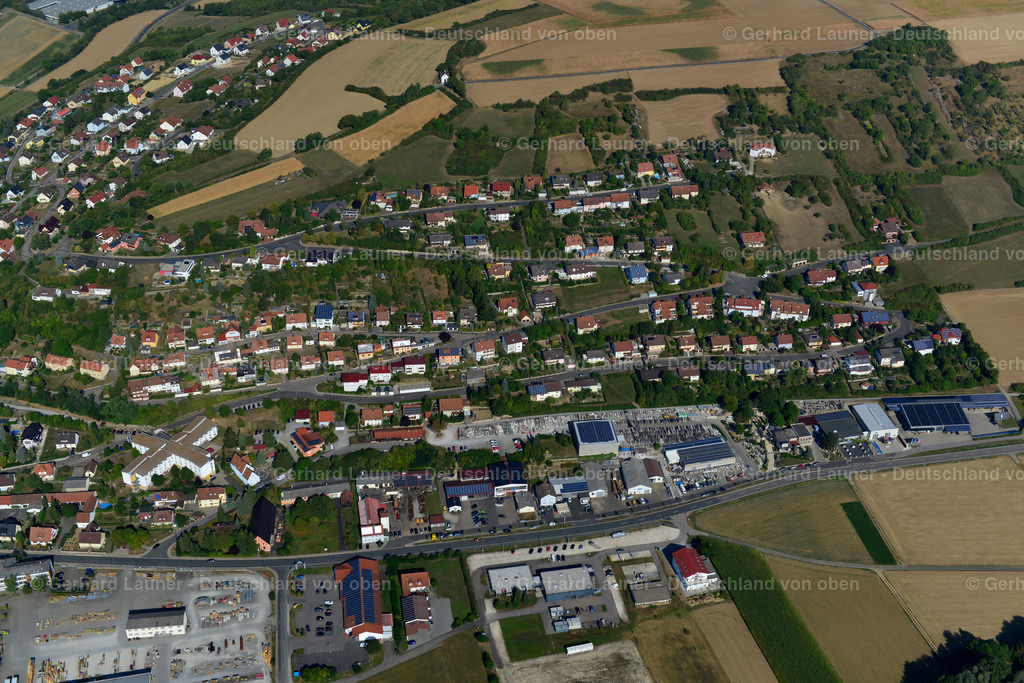 3650420 | RöTTINGEN 13.09.2016 Wohngebiet einer Einfamilienhaus- Siedlung am Rande von landwirtschaftlichen Feldern in Röttingen im Bundesland Bayern, Deutschland // Single-family residential area of settlement on the edge of agricultural fields in Röttingen in the state Bavaria, Germany Foto: Gerhard Launer