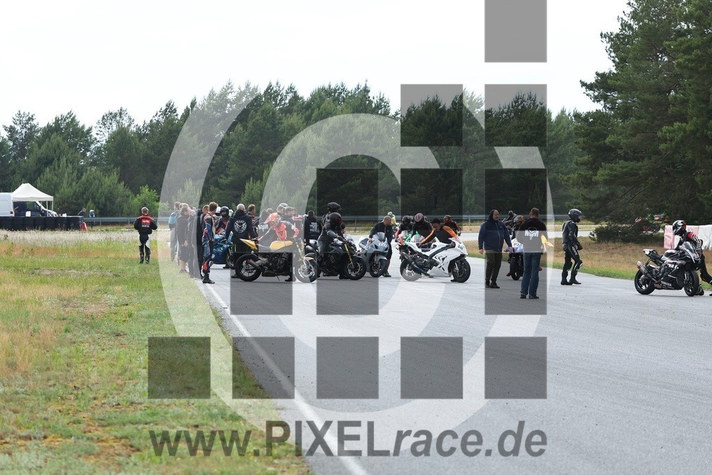 startendurance-20250608_10898 | Schöne Erinnerungen an spannende Momente - das festzuhalten ist unser Job. PIXELrace.de ist seit 2003 auf den Rennstrecken Europas unterwegs um die Action draußen beim Fahren und die wunderbare Stimmung imm Fahrerlager für euch einzufangen.