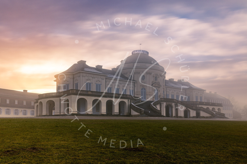 2025-01-20 Schloss Solitude Nebel Sonnenuntergang 003 | Schwotte Media - Realisiert mit Pictrs.com