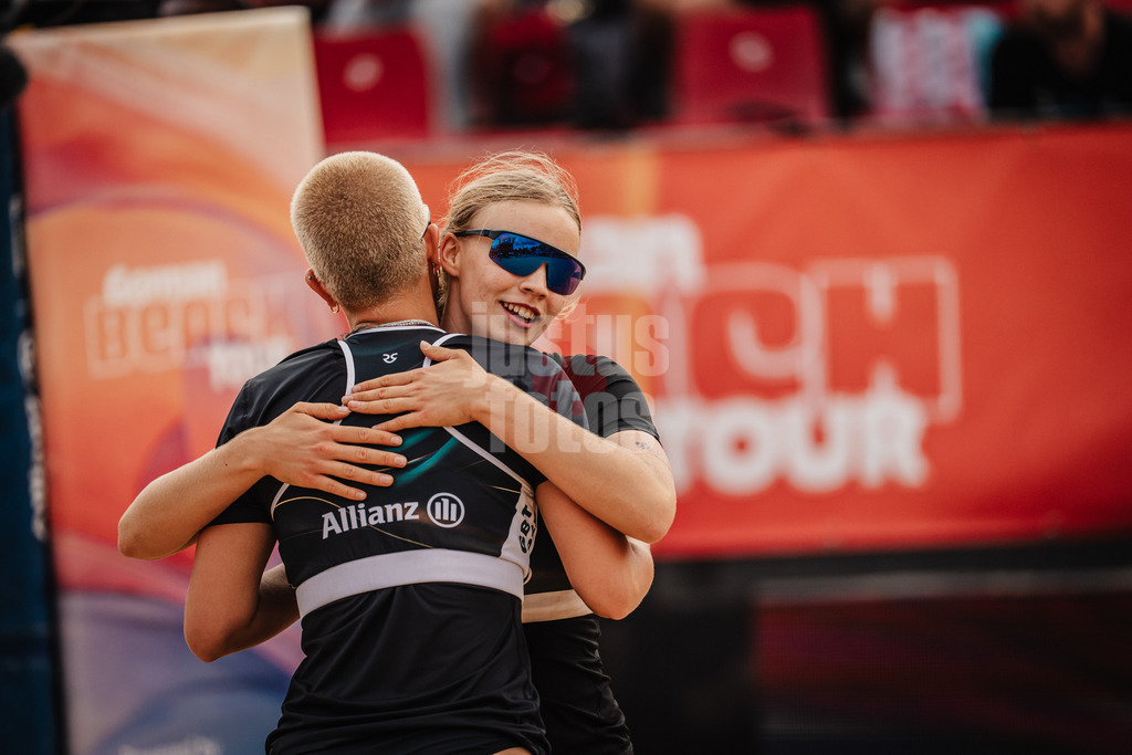 Beachvolleyball | Frauen | Allianz German Beach Tour 2025 | Tourstop Berlin | 22.08.2025 | v.l. Mareet Maidhof und Josefine Schäkel umarmen sich