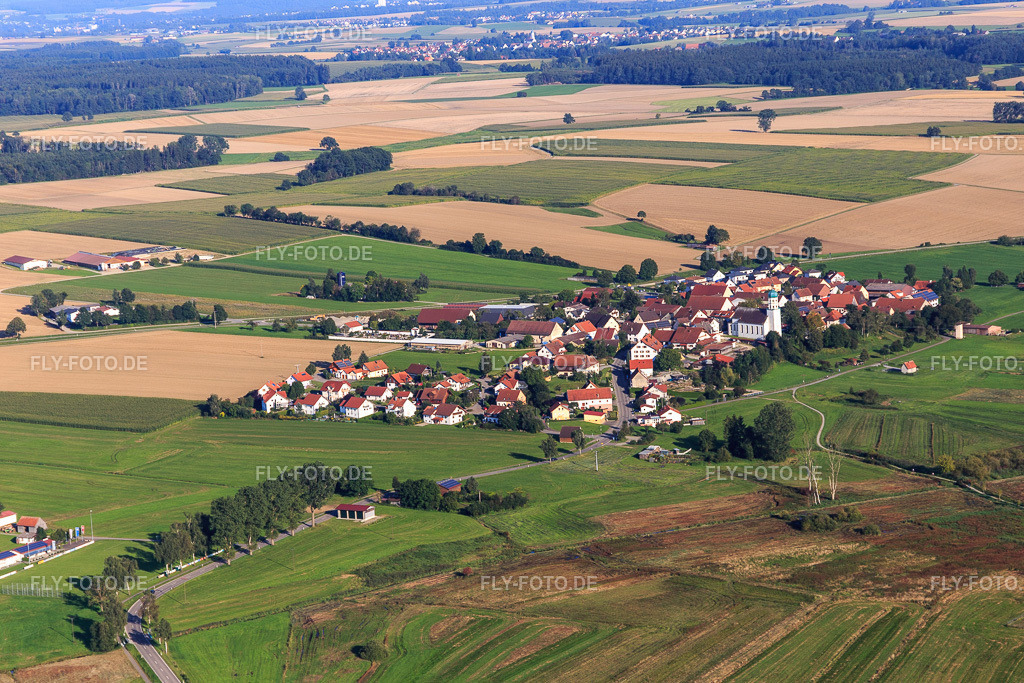 Ortsansicht von Südosten | Luftbild: Ortsansicht von Südosten in Alleshausen im Bundesland Baden-Württemberg in Deutschland. Foto: IMG_128812.jpg vom 03.09.2021 durch Werner Riehm/FLY-FOTO.de - Realisiert mit Pictrs.com