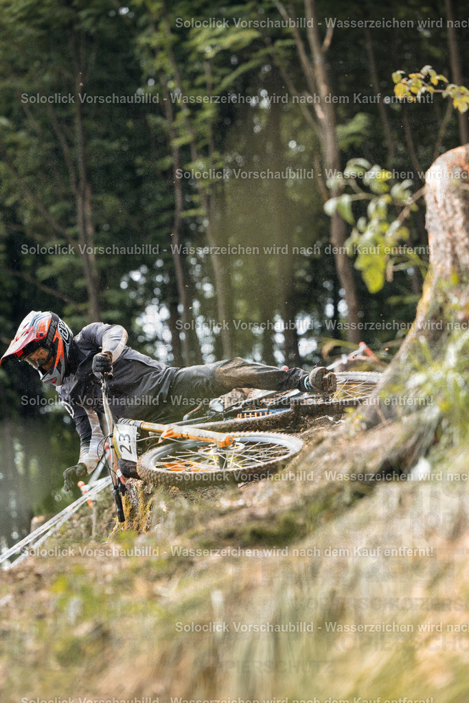 Adrenalin pur: Mountainbiker im Sturmschritt | Hier ist eine detaillierte Analyse des Bildes, kategorisiert nach verschiedenen Aspekten: - Realisiert mit Pictrs.com