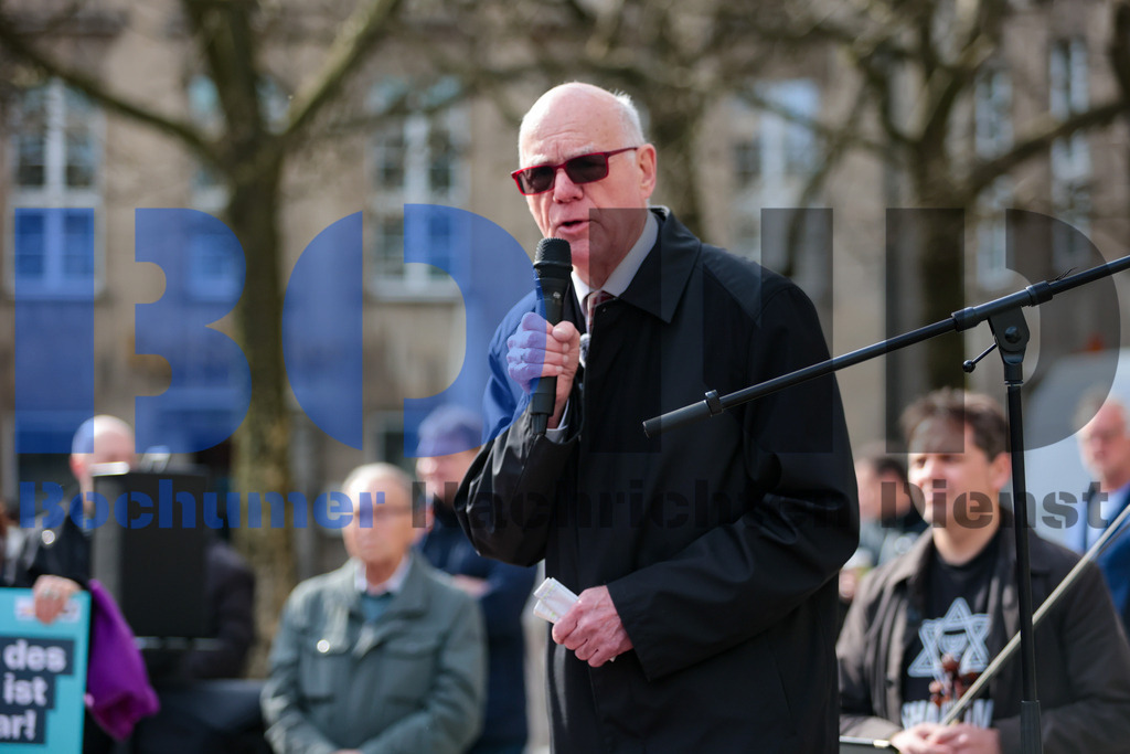 Brandmauer 2024 vor dem Rathaus der Stadt Bochum {date} -  | {headline}



(Foto: Sebastian Sendlak / BOND)

 - Realisiert mit Pictrs.com
