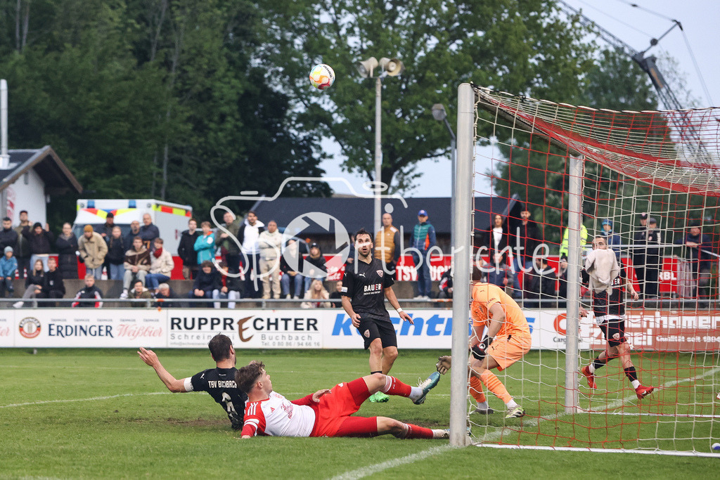 TSV Buchbach - FC Bayern Amateure | Philipp WALTER (TSV #6) und Maximilian WAGNER (FCB #7) verpassen den Ball / Torchance / Grosschance