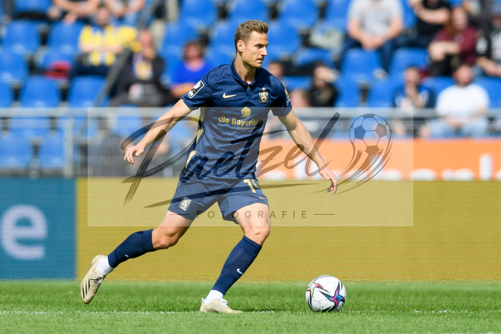 EBSTSV20210828_110 | Fussball, Herren: Dennis Dressel (TSV 1860 Muenchen) in Aktion, am Ball, Einzelaktion beim Spiel der 3. Liga zwischen Eintracht Braunschweig und TSV 1860 Muenchen im Eintracht-Stadion am 28.08.2021 in Braunschweig, Deutschland.DFB / DFL REGULATIONS PROHIBIT ANY USE OF PHOTOGRAPHS AS IMAGE SEQUENCES AND/OR QUASI-VIDEO. - Realisiert mit Pictrs.com