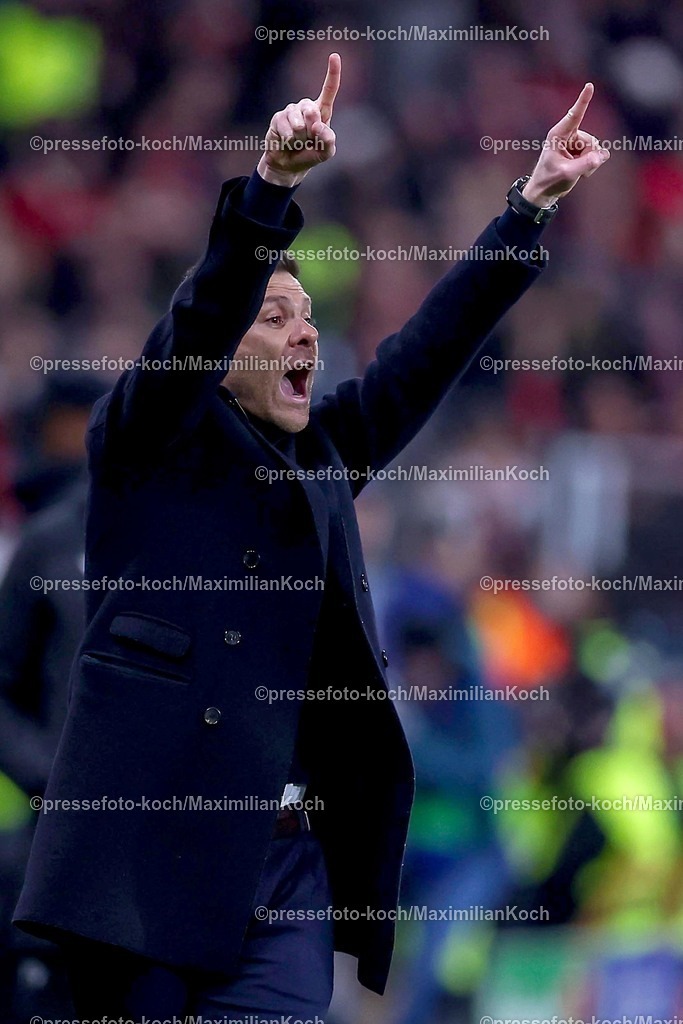 UCL11032501031 | 11.03.2025, Fußball, UEFA Champions League, Bayer 04 Leverkusen - FC Bayern München, Achtelfinale Rückspiel, BayArena, Saison 2024 2025: gegen Cheftrainer Xabi Alonso (Bayer 04 Leverkusen Trainer) gestikulierend am SpielfeldrandDFB regulations prohibit any use of photographs as image sequences and or quasi-video.