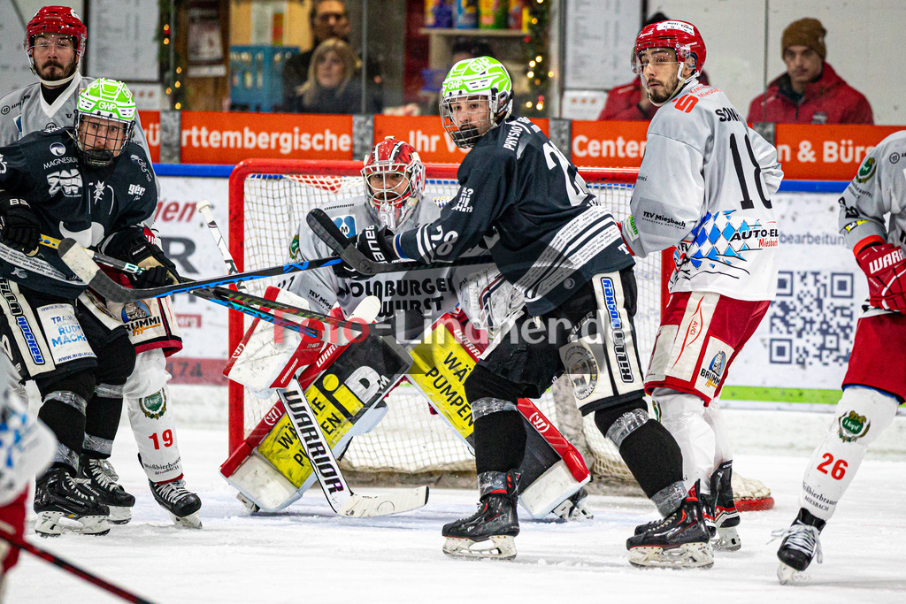 TSV Peißenberg MINERS gegen TEV Miesbach | Eishockey Bayernliga Herren Vorrunde 2024/25, TSV Peißenberg MINERS gegen TEV Miesbach, 20241201,Verkehr vor dem Tor von Philip LEHR (TEVM Goalie 31),2024-12-01 in Peißenberg (Eisstadion Peißenberg)Denis DEGENSTEIN (MINERS 28), Kurt SONNER (TEVM 18), Moritz BIRKNER (MINERS 95), Korbinian SERTL (MINERS Goali 31)Copyright: WolfgangxLindner