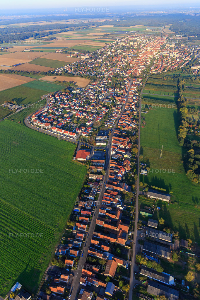Luftbild: Saarstraße am Abend aus Westen in Kandel im Bundesland Rheinland-Pfalz in Deutschland. Foto: IMG_095340.jpg vom 16.10.2016 durch Werner Riehm/FLY-FOTO.de