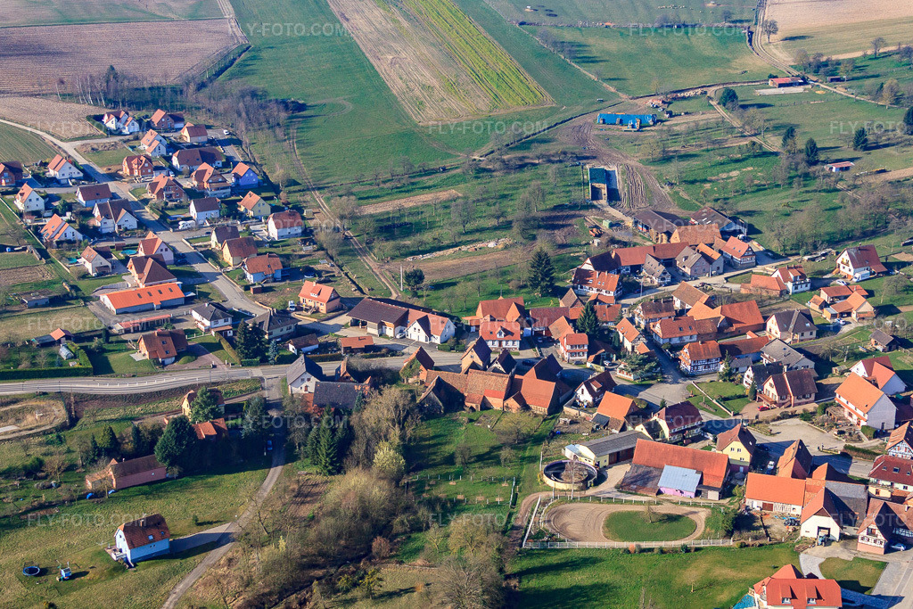 Aerial view: Village view from the east in Soultz-sous-Forêts in the state Bas-Rhin, France. – Photo: IMG_62724.jpg taken on 03/09/2014 by Werner Riehm/FLY-FOTO.com – Resolution of the original: 4624 x 3083 px