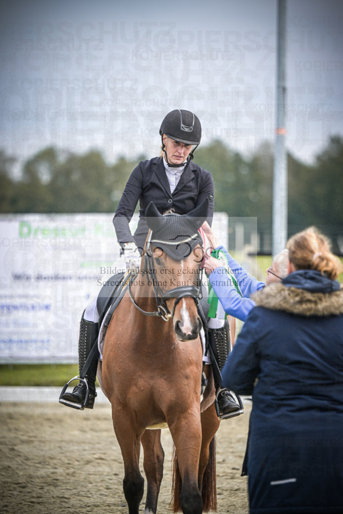 DOS_B291 | Entdecke hochwertige Reitturnierfotos von Foto Oger. Professionell, emotional und authentisch – jetzt Lieblingsmomente im Shop bestellen.Deutschlandweite Turnierfotografie. - Realisiert mit Pictrs.com