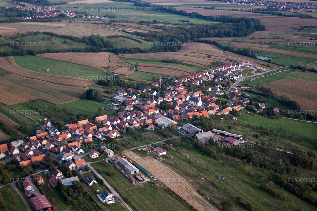 Vue aérienne: Champs agricoles et terres arables à Forstheim dans le département Bas Rhin, France. Photo: IMG_53672.jpg prise le 30/09/2012 par Werner Riehm/FLY-FOTO.eu – Résolution de l'original: 4752 x 3168 px