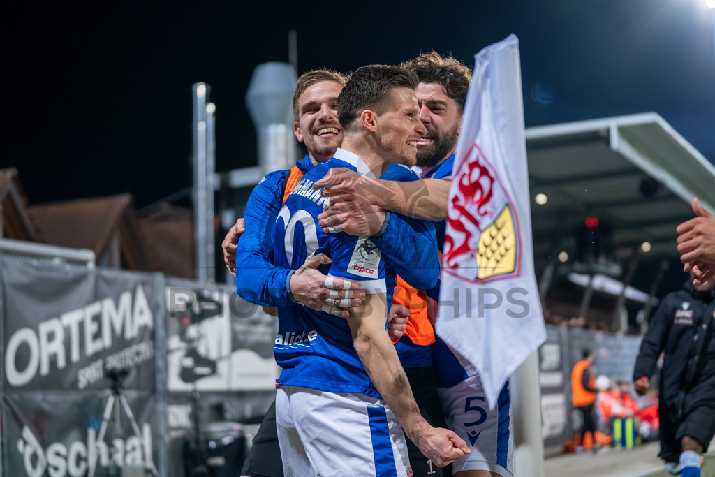 VfB Stuttgart II vs. FC Energie Cottbus, Fussball, 3.Liga, 27. Spieltag, Saison 2025/2026, 03.03.2026 | Kollektiver Torjubel nachdem 1:2 Führungstreffer durch Axel Borgmann (FC Energie Cottbus, #20),VfB Stuttgart II vs. FC Energie Cottbus, Fussball, 3.Liga, 27. Spieltag, Saison 2025/2026, 03.03.2026Foto: photosbyphips/Philip Ziegler