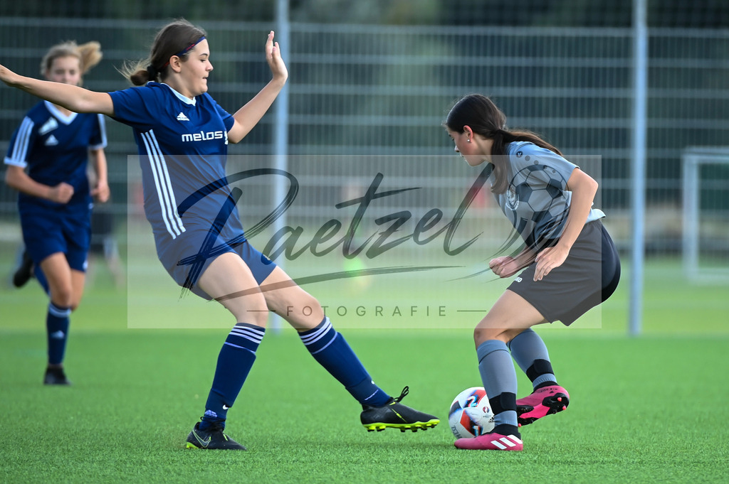 IBBGRE20200829_0035 | Fussball, C-Juniorinnen:   beim Testspiel zwischen DJK Arminia Ibbenbueren und TSG 07 Burg Gretesch im Sportzentrum Schierloh am 29.08.2020 in Ibbenbueren, Deutschland. - Realisiert mit Pictrs.com