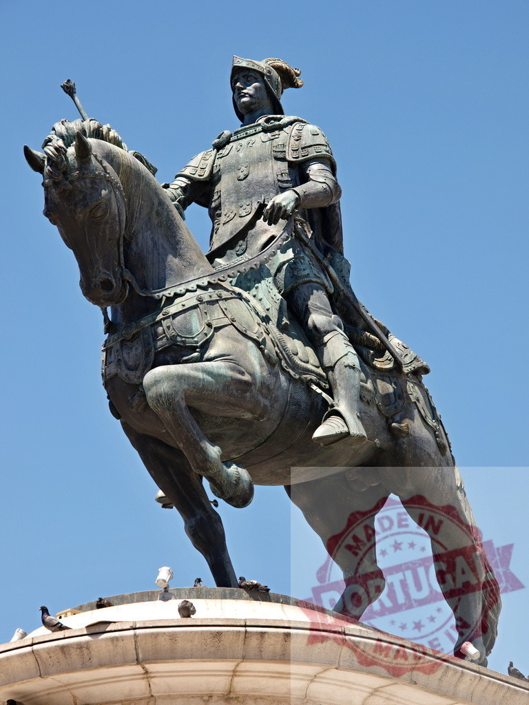 King John I equestrian statue in Lisbon, Portugal | King John I, an old bronze statue riding a horse under a clear blue sky - Realisiert mit Pictrs.com