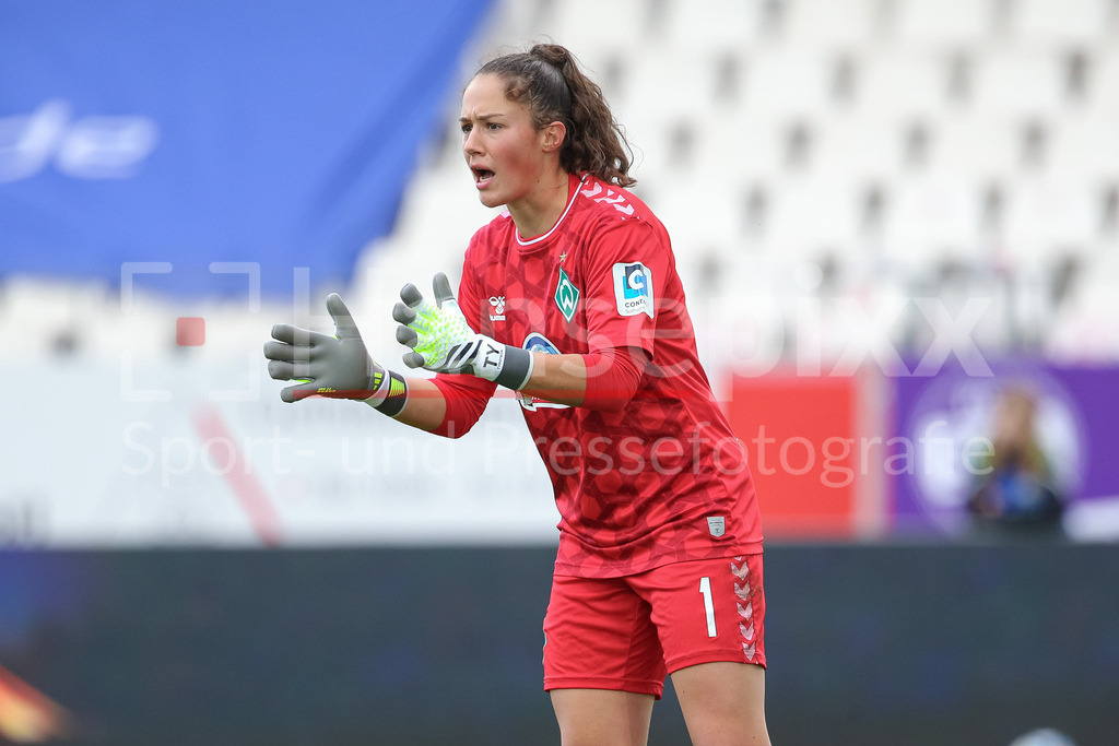 Fussball, Google Pixel Frauen-Bundesliga, SGS Essen - SV Werder Bremen | v.li.: Livia Peng (Torhüterin, Torwart, SV Werder Bremen, 1) gibt Anweisungen, gestikuliert, mit den Armen gestikulieren, Portrait, Nahaufnahme, Einzelfoto, Einzelbild, DIE DFB-RICHTLINIEN UNTERSAGEN JEGLICHE NUTZUNG VON FOTOS ALS SEQUENZBILDER UND/ODER VIDEOÄHNLICHE FOTOSTRECKEN. DFB REGULATIONS PROHIBIT ANY USE OF PHOTOGRAPHS AS IMAGE SEQUENCES AND/OR QUASI-VIDEO.