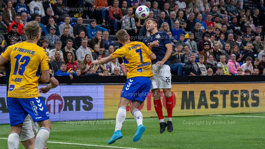 SHFV Lotto Masters 2024 | 20240113_7908, 13.01.2024, SHFV Lotto Masters 2024, Gruppe A, SV Todesfelde (gelb) vs. FC Phönix Lübeck (blau), Til Weidemann (Todesfelde #7) / Vladyslav Kraiev (Phönix #26) - Realisiert mit Pictrs.com