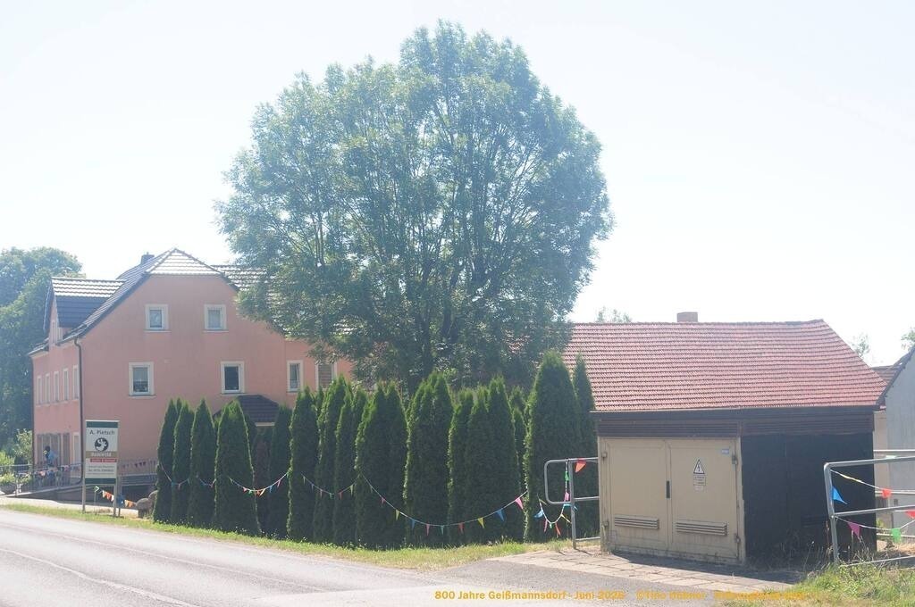 Geißmannsdorf-2026-Ortsbilder-013 | Geißmannsdorf bei Bischofswerda im Sommer 2026. Ein fotografischer Streifzug durch das Dorf Geißmannsdorf, mit Gebäuden, Straßen, Strohpuppen und geschmückten Vorgärten und Grundstücken anlässlich der 800-Jahr-Feier von Geißmannsdorf im Juni 2026 - Realisiert mit Pictrs.com