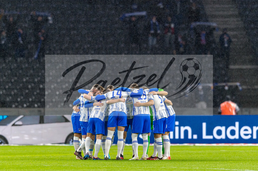 BSCRBL20220220_120 | Fussball, Herren: . Spieler von Hertha BSC bilden einen Teamkreis bei dem Spiel der 1. Bundesliga zwischen Hertha BSC und RB Leipzig im Olypiastadion am 20.02.2022 in Berlin, Deutschland.DFB / DFL REGULATIONS PROHIBIT ANY USE OF PHOTOGRAPHS AS IMAGE SEQUENCES AND/OR QUASI-VIDEO. - Realisiert mit Pictrs.com