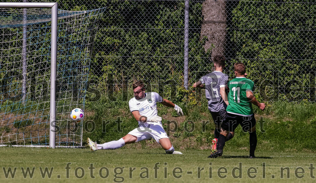 2023-08-20_055_SV_Hohenlinden_gegen_SV_Buch | Hohenlinden, Deutschland, 20.08.2023:
Fußball, A-Klasse 2023 / 2024, 1. Spieltag, SV Hohenlinden gegen SV Bruck, Endergebnis: 5:1

Torwart Valentin Katterloher (SV Hohenlinden, #1), Sebastian Kirmair (SV Hohenlinden, #6), Valentin Kammerloher (SV Bruck, #11)

Foto: Christian Riedel / fotografie-riedel.net