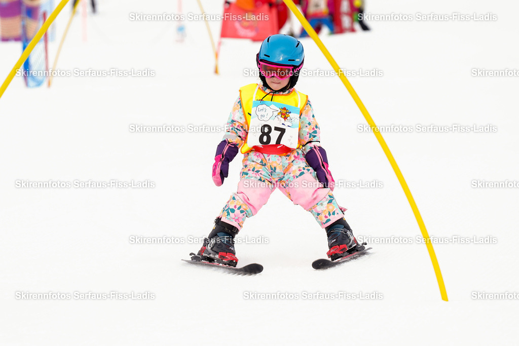 SRF_02.01.2026_0013 | Skirennfotos,Serfaus,Fiss,Ladis,Kinderskirennen,Winter,Tirol,Oberland,skirace,SFL,feelfree,weil wir's genießen,ski,Ski,skifahren,Sonnenplateau, - Realisiert mit Pictrs.com