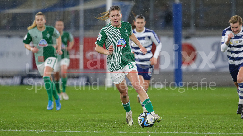 Fussball, Google Pixel Frauen-Bundesliga, MSV Duisburg - SV Werder Bremen | v.li.: Juliane Wirtz (SV Werder Bremen, 28) am Ball, Einzelbild, Ganzkörper, Aktion, Action, Spielszene, DIE DFB-RICHTLINIEN UNTERSAGEN JEGLICHE NUTZUNG VON FOTOS ALS SEQUENZBILDER UND/ODER VIDEOÄHNLICHE FOTOSTRECKEN. DFB REGULATIONS PROHIBIT ANY USE OF PHOTOGRAPHS AS IMAGE SEQUENCES AND/OR QUASI-VIDEO.