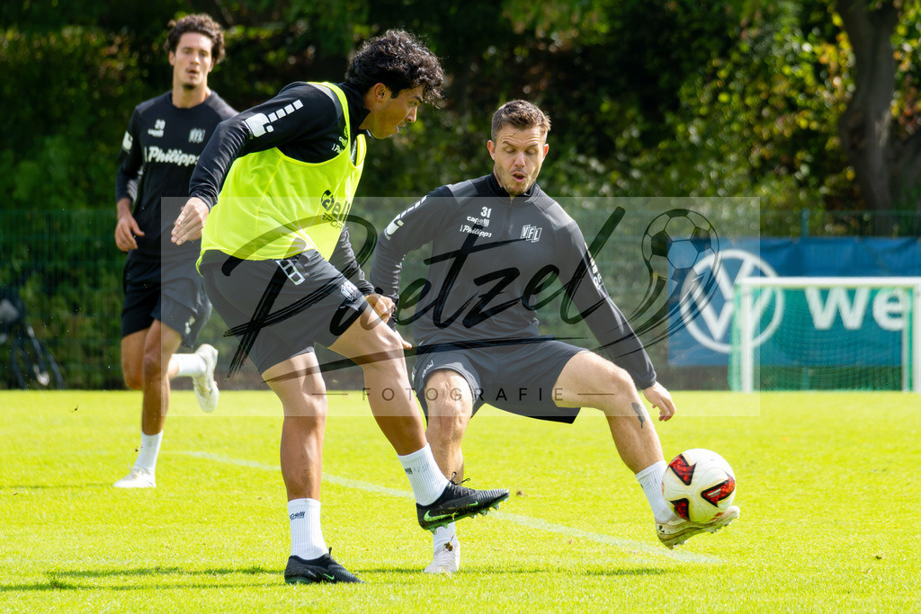 20260909_TRAOSN_0161 | Fußball, Herren: Jonathan Gomez (VfL Osnabrück) und Patrick Kammerbauer (VfL Osnabrück) im Zweikampf beim Training des VfL Osnabrück am 09.09.2026 im Sportpark Illoshöhe in Osnabrück, Deutschland.(Foto von Nico Paetzel) - Realisiert mit Pictrs.com