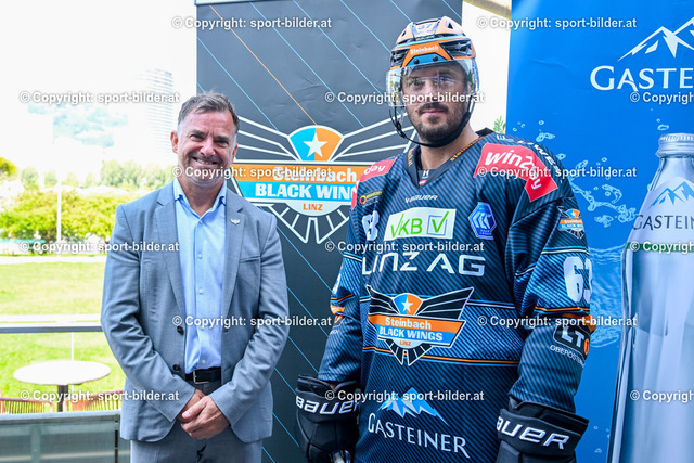 AUT, Pressekonferenz Eishockey Black Wings Linz, Praesentation Trikot und neue Sponsorpartner | 16.08.2023, Linz, AUT, Pressekonferenz Eishockey Black Wings Linz, Praesentation Trikot und neue Sponsorpartner, im Bild Peter Nader, Praesident EHC Black Wings Linz (BWL), Andreas Kristler (BWL)



