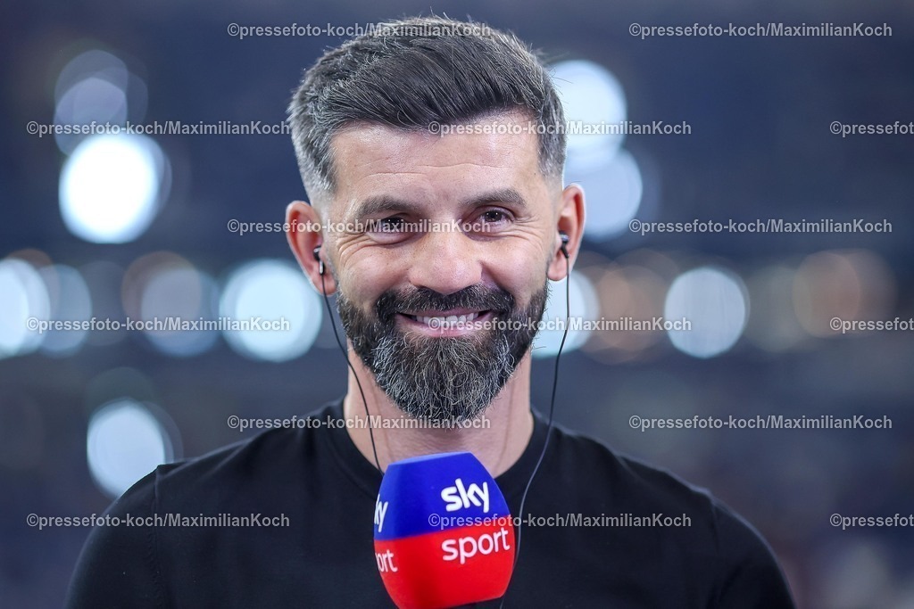 S0413092501027 | 13.09.2025, Fußball, FC Schalke 04 - Holstein Kiel, 5.Spieltag, 2. Fußball Bundesliga, Veltins-Arena Gelsenkirchen, Saison 2025 2026: Cheftrainer Miron Muslic (Schalke04) DFB regulations prohibit any use of photographs as image sequences and or quasi-video.